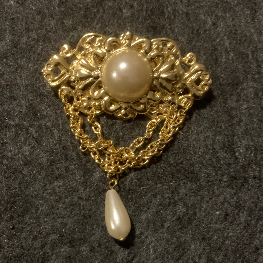 Elegant Gold and Pearl Brooch